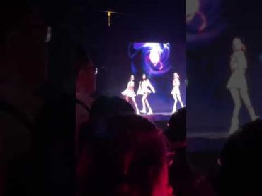 Jennie accidentally loses her balance during Pretty Savage! blackpink bornpinkconcert jennie