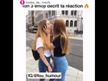 2 filles qui s’embrasse sur la bouche