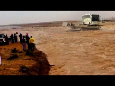 Incredible ! The first moments of the arrival of the flash floods in the valleys of Oman, Ibra!