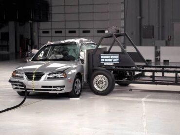 2005 Hyundai Elantra side IIHS crash test