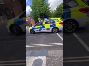 Police car and van blocking London road siren 👮‍♀️🚓🚨 shorts