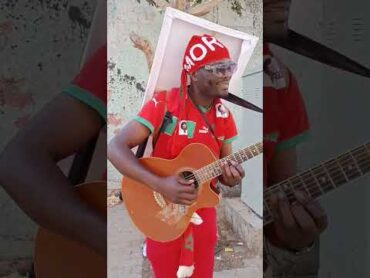 فنان كامل الأوصاف إفريقي يعزف المسيرة الخضراء المغربي 🇲🇦🎸🎼🙏