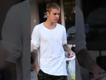 Justin Bieber is reading a book 🕯💡📚📕📔📗📘📙📖shorts justinbieber