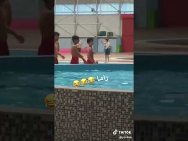 فضيحت عباس الركابي او راما في المسبح الوالد 👙🔞يكرصون بيها ⭕🔞👙2023