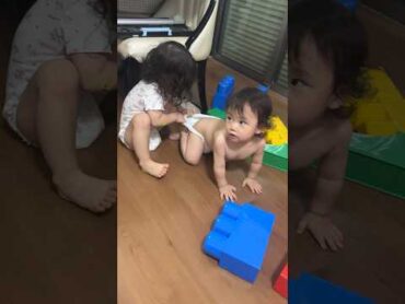 弟のオムツ交換（うんち）を教えてくれる2歳お姉ちゃん👶babyshorts baby オムツ交換 赤ちゃん 赤ちゃんのいる生活