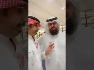 أ. عبدالرحمن القحطاني أثناء مشاركته تدشين كتاب أ. جلعود بن دخيل بعنوان بمشرطي الخاص بمعرض الكتاب